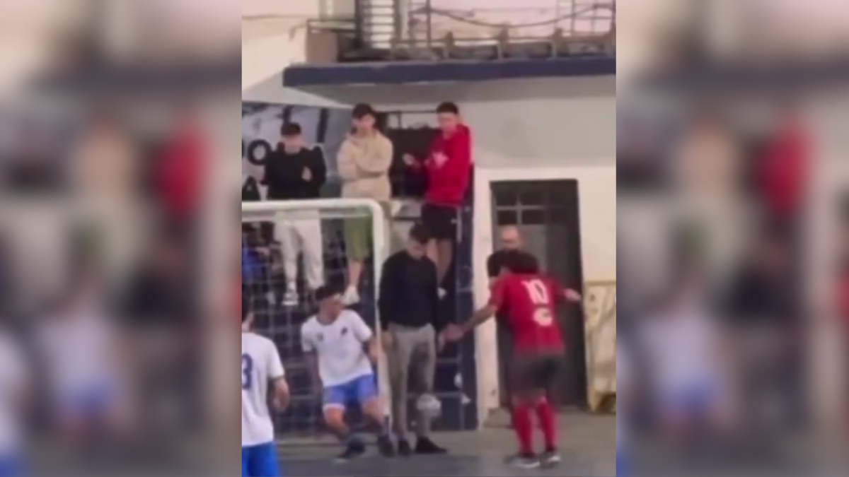 Video: un hincha se metió al campo de juego para impedir un gol en un partido de futsal de AFA