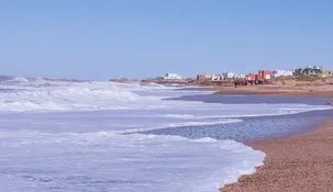 Esta localidad conserva la esencia de los viejos pueblos costeros con playas amplias.