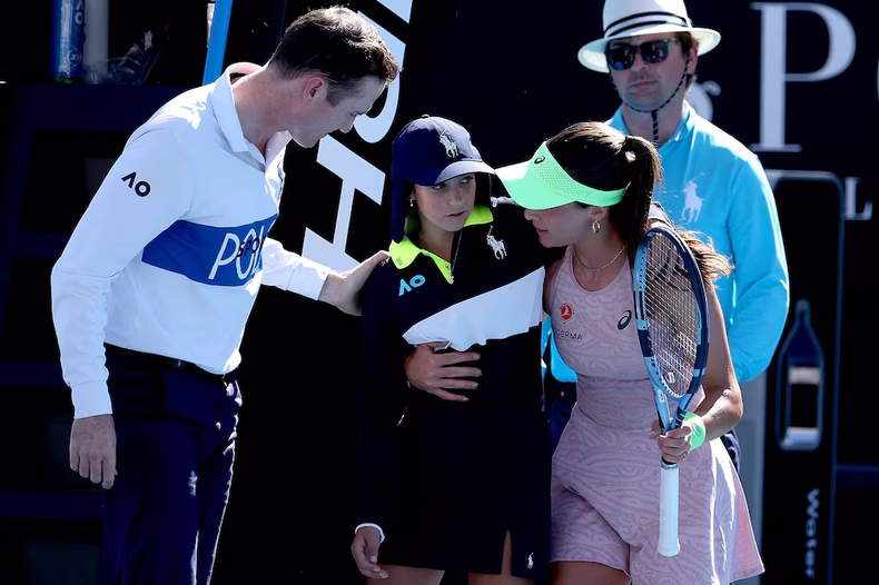 Zeynep Sonmez mostró su preocupación por la alcanzapelotas desvanecida en el primer día del Australian Open.
