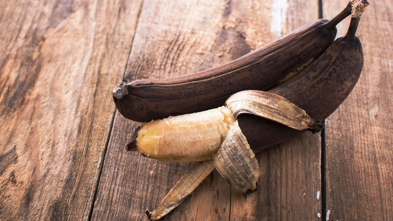 A lo largo de su proceso de maduración, que va desde un verde sólido hasta un amarillo con manchas marrones, la composición nutricional de las bananas cambia, afectando también sus propiedades y beneficios para el organismo. 