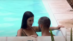 Fuerte acercamiento en la pileta entre Juliana y Maxi. Fuerte acercamiento en la pileta entre Juliana y Maxi.