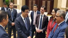 El gobernador de Catamarca, Raúl Jalil, junto a empresarios en China.&nbsp;