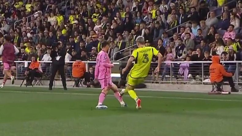 Messi recibió un planchazo por parte Lukas Macnaughton a los 77 minutos del partido.&nbsp;