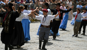 Este pueblo es conocido por sus peñas y festivales gauchescos.