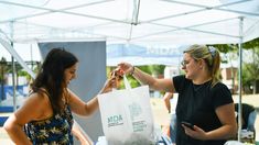 Los hogares bonaerenses ahorraton entre el 20 y el 25% comprando en Mercados Bonaerenses. Los hogares bonaerenses ahorraton entre el 20 y el 25% comprando en Mercados Bonaerenses.