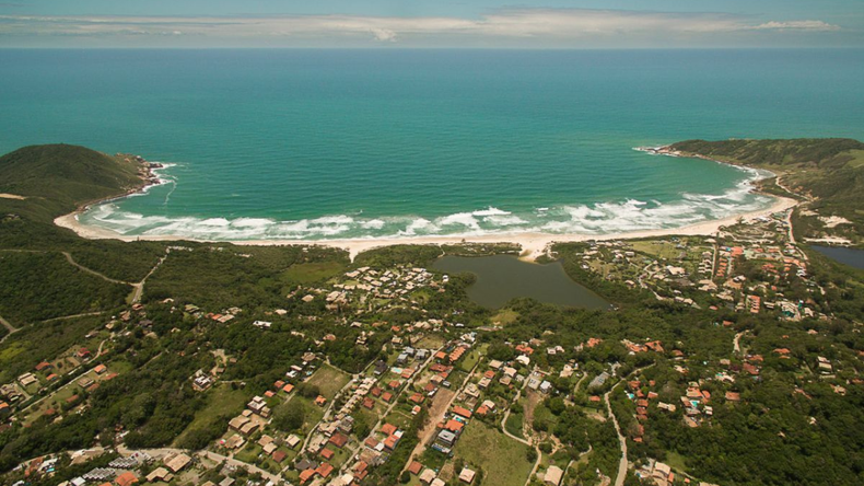 Praia do Rosa se perfila como el destino favorito para el verano de 2026, especialmente entre los jóvenes argentinos que buscan combinar naturaleza y diversión. 