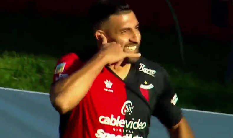 El festejo de Wanchope Ábila tras marcarle un golazo a Aldosivi.