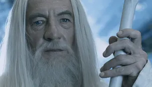 Sir Ian McKellen en la piel de Gandalf en la más famosa versión de El señor de los anillos. Sir Ian McKellen en la piel de Gandalf en la más famosa versión de El señor de los anillos.