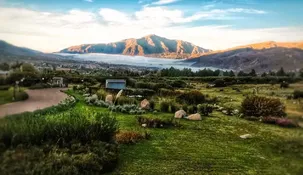 Tafí del Valle se destaca por su emplazamiento en altura, rodeado de cerros y con un clima templado atractivo durante el verano.