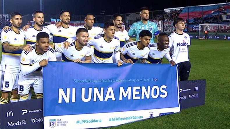 El equipo de Boca con la bandera de Ni Una Menos.