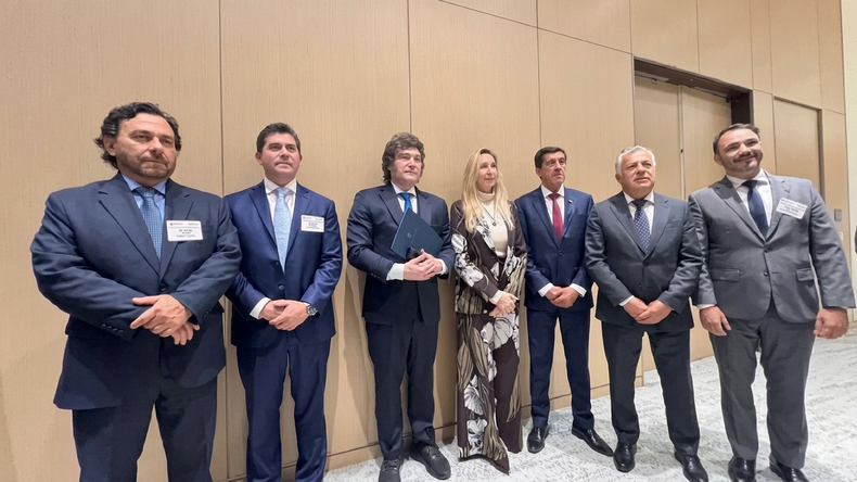 Gustavo Sáenz, Rolando Figueroa, Javier Milei, Karina Milei, Carlos Sadir y Alfredo Cornejo (izq a der) en la Argentina Week. Gustavo Sáenz, Rolando Figueroa, Javier Milei, Karina Milei, Carlos Sadir y Alfredo Cornejo (izq a der) en la Argentina Week.
