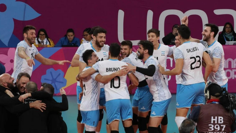 El seleccionado masculino de vóley también llega como campeón después de Lima 2019. Los argentinos lograron la medalla dorada por segunda vez en su historia.