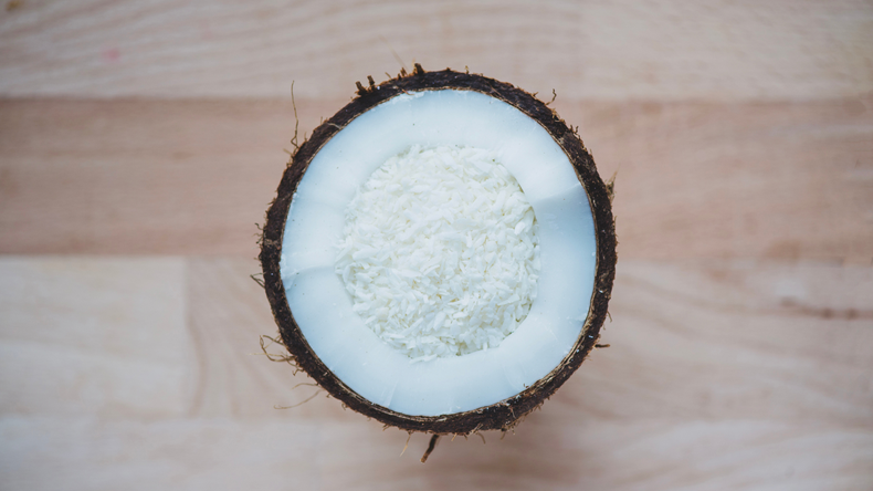 Lejos de ser un simple adorno, el coco rallado ofrece un dulzor natural y un toque exótico que evita la necesidad de añadir azúcar. 