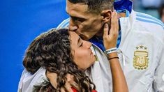 El jugador le dedica a su familia un corazón con las dos manos en cada una de las jugadas que convierte en gol. El jugador le dedica a su familia un corazón con las dos manos en cada una de las jugadas que convierte en gol.