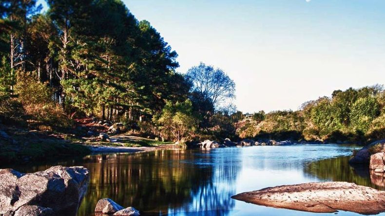 Durante el verano, invita a explorar su faceta más natural, ofreciendo experiencias junto a ríos, cerros y senderos.
