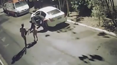 Una pareja fue asaltada mientras tenía sexo y terminaron en la calle. Una pareja fue asaltada mientras tenía sexo y terminaron en la calle.