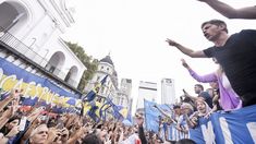 El gobernador de Buenos Aires ante la multitud en Plaza de Mayo.
