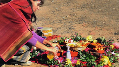 El concepto de la Pachamama proviene de la lengua quechua: Pacha (mundo o tierra) y mama (madre). El concepto de la Pachamama proviene de la lengua quechua: Pacha (mundo o tierra) y mama (madre).