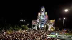 Miles de vecinos participaron del tradicional desfile.