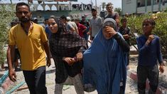 Un grupo de palestinos lamenta la pérdida de sus seres queridos tra un nuevo ataque de Israel en Gaza. Un grupo de palestinos lamenta la pérdida de sus seres queridos tra un nuevo ataque de Israel en Gaza.