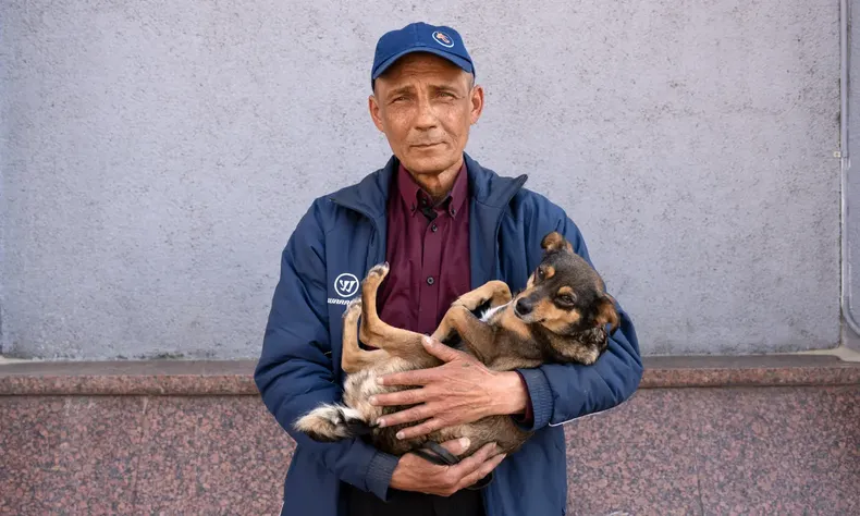 El hombre que sobrevivió a varios encuentros con soldados rusos junto a su perro.