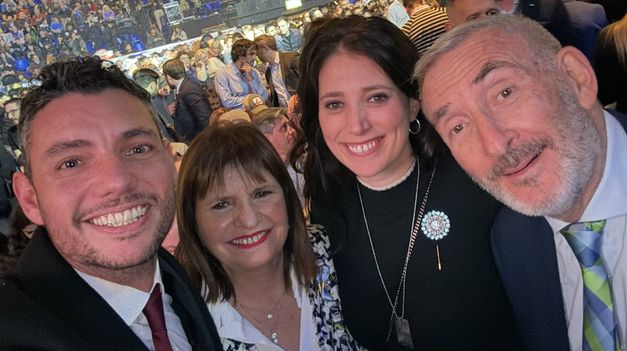 Arabia y Ajmechet, junto a su jefa política, Patricia Bulrrich y su marido, Guillermo Yanco