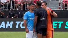 El Kun Agüero frente a frente con un rival. El Kun Agüero frente a frente con un rival.