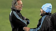 Fernando Signorini liquidó a Manuel Adorni por su ninguneo a Diego Maradona: Serás olvidado en el trayecto del velorio al cementerio Fernando Signorini liquidó a Manuel Adorni por su ninguneo a Diego Maradona: Serás olvidado en el trayecto del velorio al cementerio