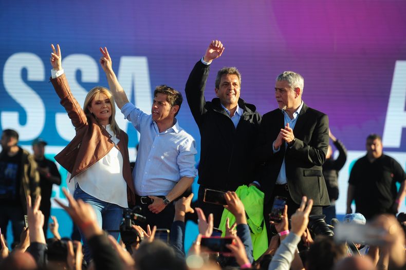 El peronismo copó Sarandí con un multitudinario acto donde mostró unidad y músculo de cara a las elecciones del domingo
