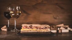 En este lugar, sus clientes pueden ganar una copa de vino gratis si logran embocar un corcho En este lugar, sus clientes pueden ganar una copa de vino gratis si logran embocar un corcho