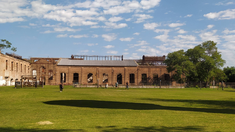 Una fábrica abandonada es el principal atractivo de este pueblo. Una fábrica abandonada es el principal atractivo de este pueblo.