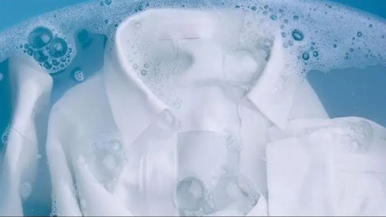 Cómo lavar la ropa con agua oxigenada
