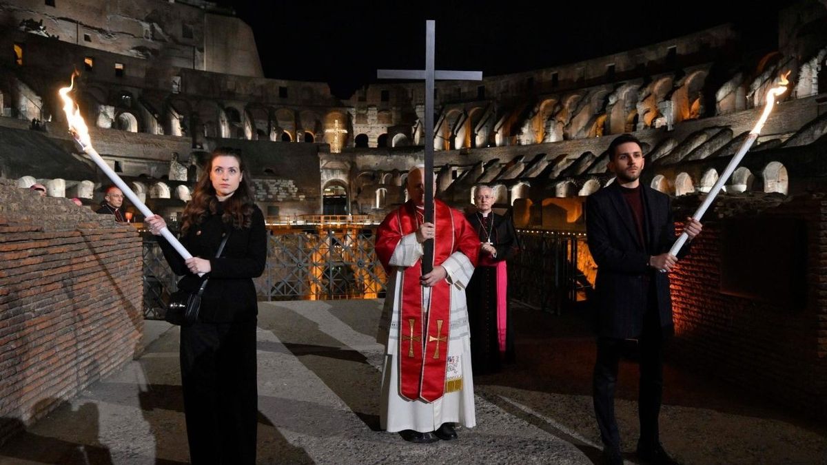 Con un mensaje de paz, León XIV cargó la cruz durante su primer Vía Crucis como Papa