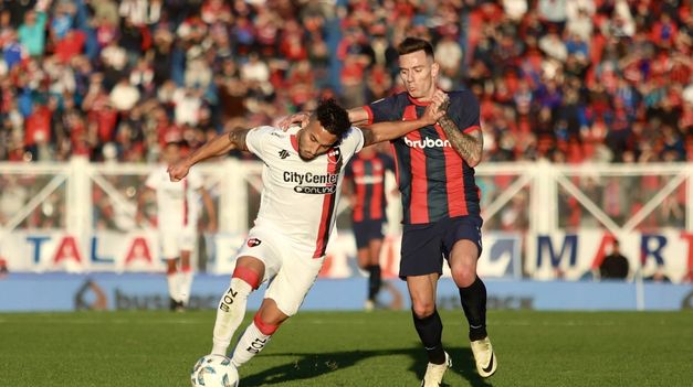 Fernando Cardozo, de Newells, quiere escapar ante la marca de Malcom Braida.