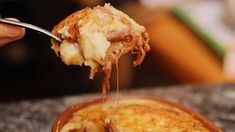 En este bodegón, el pastel de papa es la estrella del menú. En este bodegón, el pastel de papa es la estrella del menú.