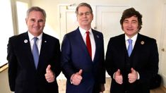 Pablo Quirno, Scott Bessent y Javier Milei en Florida.