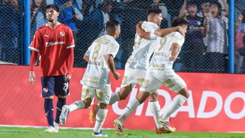 Kevin Lomónaco sufre el festejo de los jugadores de Atlético Tucumán.