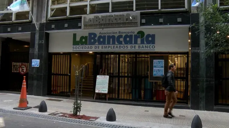 Los bancarios acordaron un aumento salarial del 2