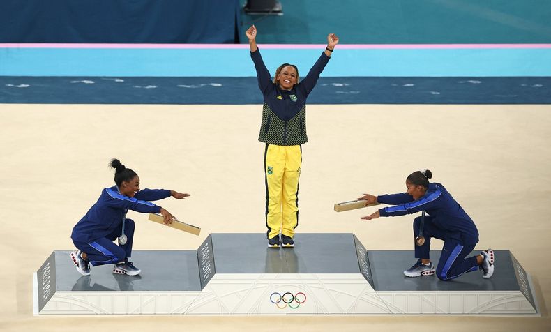 La brasileña Rebeca Andrade se quedó con la medalla de oro y dejó atrás a Simone Biles y Jordan Chiles.