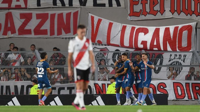 Los jugaodores del Arse festejan la victoria.