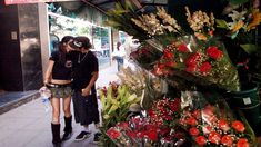 Las flores y plantas siguen siendo de los regalos más elegidos. Las flores y plantas siguen siendo de los regalos más elegidos.