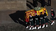 El féretro de Isabel II llegó al Parlamento británico para un multitudinario adiós en Londres.