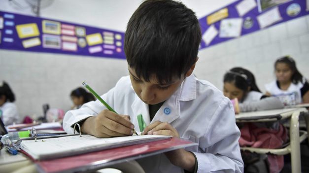 Está orientado a contribuir con el pago de los gastos escolares de estudiantes de hasta 18 años.