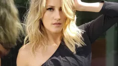 La modelo eligió un estampado que nunca pasa de moda. La modelo eligió un estampado que nunca pasa de moda.