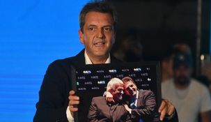 Massa sostiene una imagen junto a De la Sota.