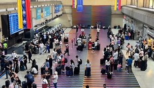 El aeropuerto internacional de Caracas vuelve a operar.