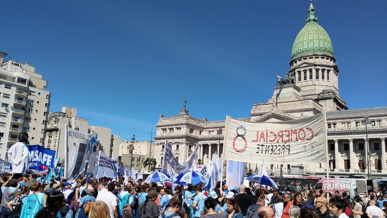 Las columnas de los gremios marcharon del Congreso al Palacio Pizzurno.