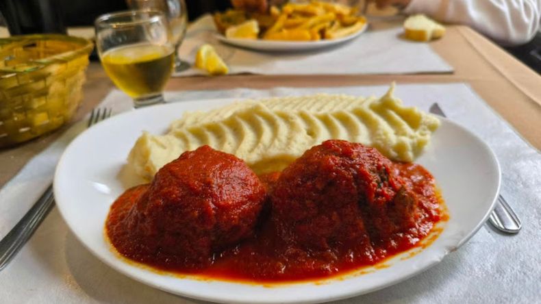 El bodegón barato de Buenos Aires que hace albóndigas con puré.