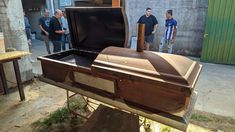 La parrilla con forma de féretro. La parrilla con forma de féretro.