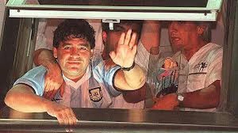 Diego saludando a algunos fanáticos que se acercaron a darle apoyo luego de que saliera de su internación.
